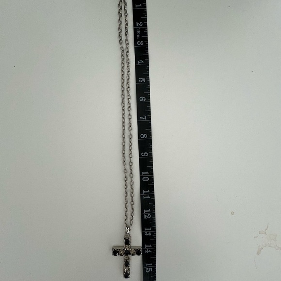 Cross pendant with long chain - Picture 5 of 6